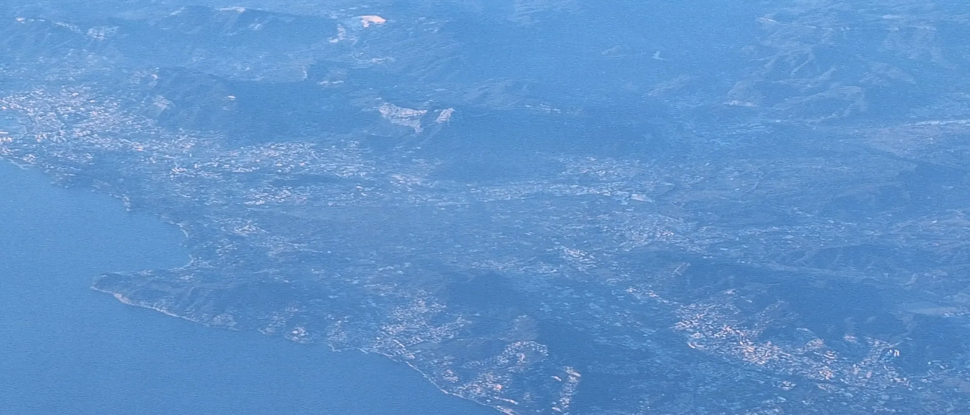Vue aérienne de la côte méditerranéenne française depuis un avion : la presqu’île de Giens, les salins et la piste de l’aéroport de Hyères.